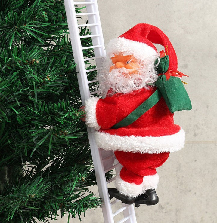 Papá Noel eléctrico con saco verde escalando junto a un árbol de Navidad