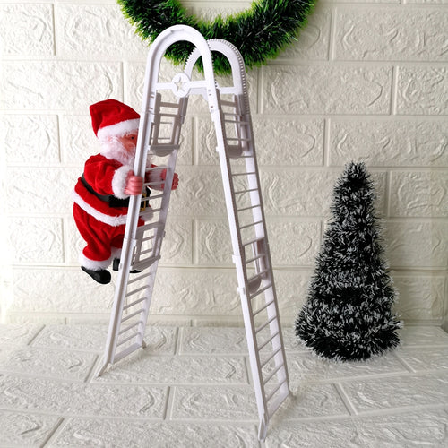 Papá Noel eléctrico trepando una escalera doble blanca junto a un árbol de Navidad